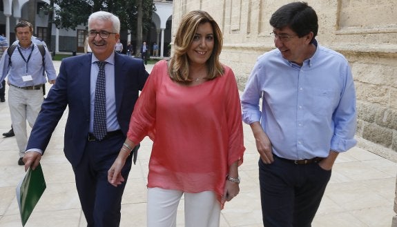 Juan Marín y Susana Díaz, ayer en animada charla.