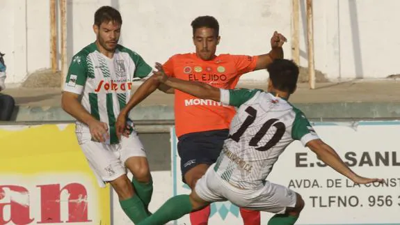 Emilio Cubo, que marcó la pasada semana en Villanueva, conduce el balón ante un rival.