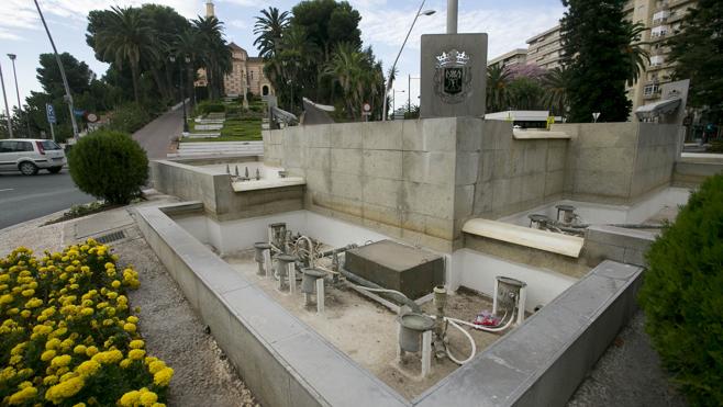 La fuente del Cerro de la Virgen, en el mismísimo corazón de Motril, lleva meses rota a la espera de presupuesto para reparar el sistema de bombeo. A la derecha, otra perpectiva de la fuente y el estado de los surtidores.  