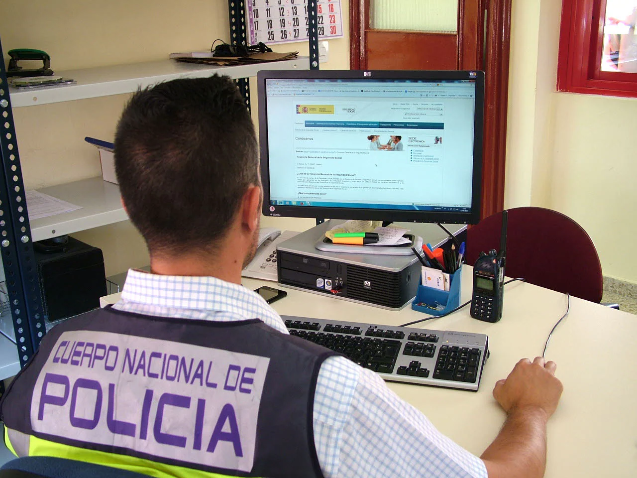 Un agente del Cuerpo Nacional de Policía en Jaén en labores de investigación.