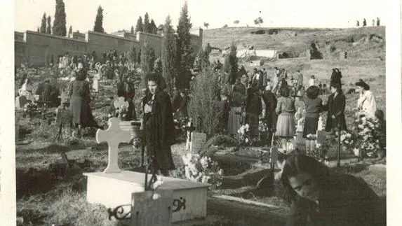 Subir al cementerio y llevar flores a los seres queridos es otra de nuestras tradiciones para celebrar el día de Todos los Santos. Esta imagen es de los años cuarenta 