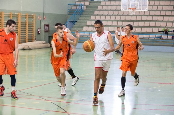 Antonio, del Purísima Concepción, con una rápida jugada para encarar la canasta, durante el torneo.