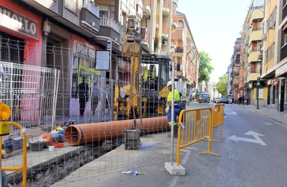 Operarios de Linaqua trabajando en el primer tramo donde se sustituirá la red de saneamiento