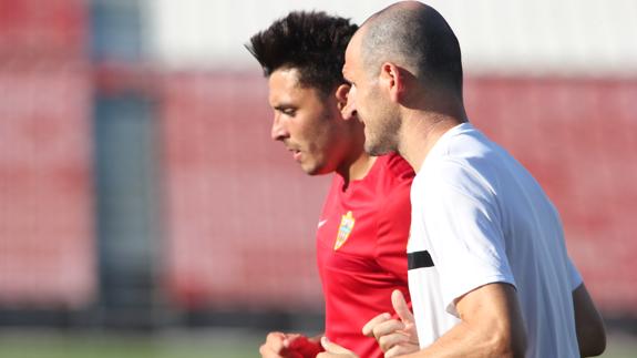 Ximo Navarro entró al final en la convocatoria, pero la ausencia de laterales, impide que pueda jugar como central. 