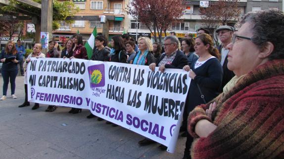 Concentración de IU contra la desigualdad, ayer en la plaza de la Constitución de Jaén.