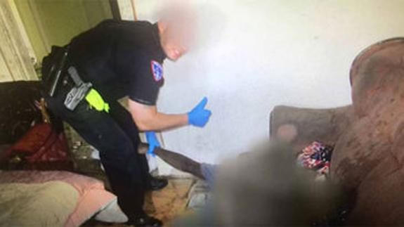 La fotografía de un policía posando con un cadáver desata la polémica