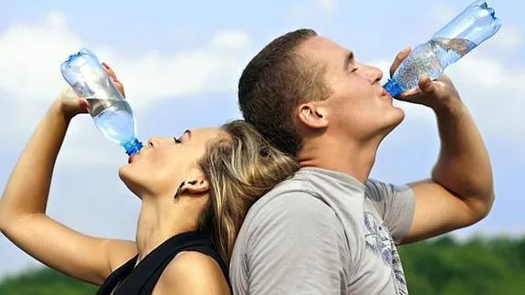 5 motivos por los que debes tomar agua tibia con el estómago vacío