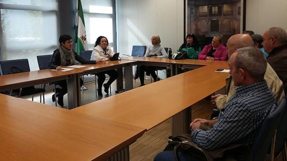 Vecinos de Santa Adela piden a las administraciones que dejen de "dar vueltas a los papeles"