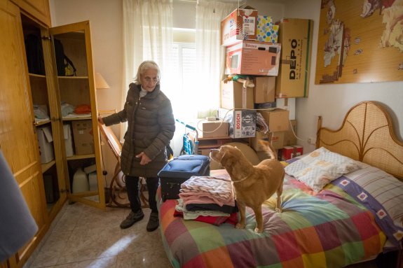 María José y su perro Duque viven entre cajas a la espera de la rúbrica definitiva para la reforma de Santa Adela.