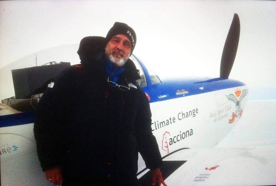 El piloto Miguel Ángel Gordillo, el primero en sobrevolar la Antártida sin parada durante más de 20,5 horas, junto al avión RV8 con el que ha completado su hazaña.