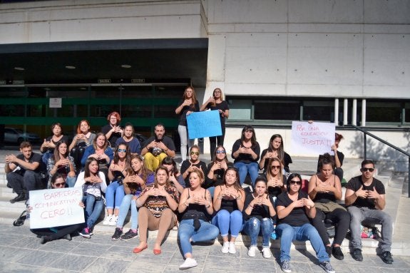 Compañeros de Brenda se manifestaron ayer frente a Educación.