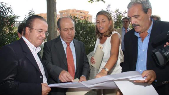José Torres Hurtado, Isabel Nieto y Manuel Lorente, observan un plano en septiembre de 2008.