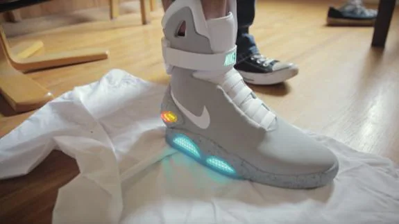 chico tiene las futuristas zapatillas Nike Mag de 'Regreso al futuro'