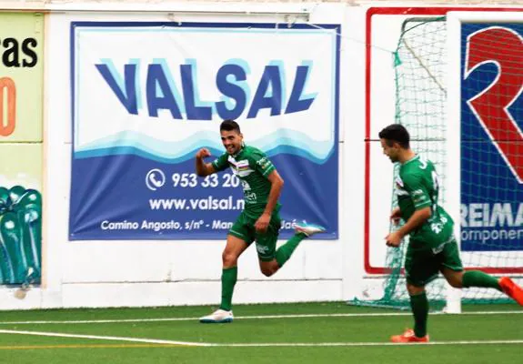 Airam celebra uno de los dos goles que ha anotado.