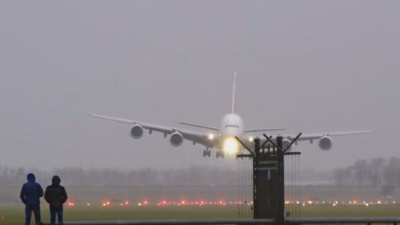 Espectacular aterrizaje 'de costado' del avión comercial más grande del mundo