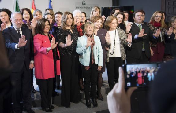La presidenta posa con colectivos de mujeres en la presentación de la campaña contra la violencia machista. 