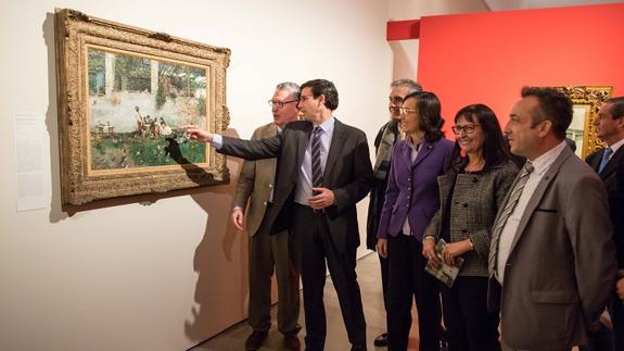 (Izda-dcha) Reynaldo Fernández Manzano, director de la Alhambra; el alcalde de Granada, Francisco Cuenca; el director del Museo de Bellas Artes de Granada, Ricardo Tenorio; el comisario de la muestra Francesc Quilez, la consejera de Cultura, Rosa Aguilar, y directora general adjunta de la Fundación Bancaria "la Caixa", Elisa Durán.