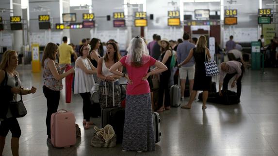 Detienen a dos pasajeros por robar dos maletas en el Aeropuerto de Málaga