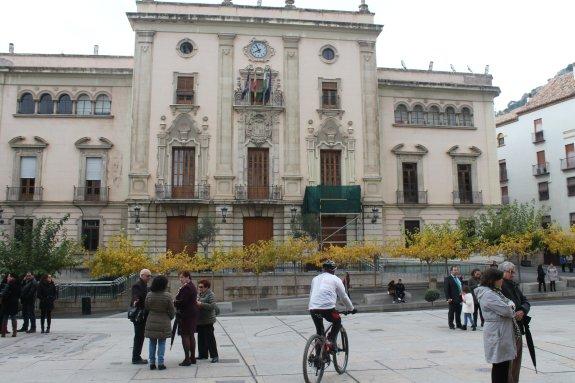 Fachada del Ayuntamiento, con el andamio y el reloj parado, vista desde la plaza de Santa María.