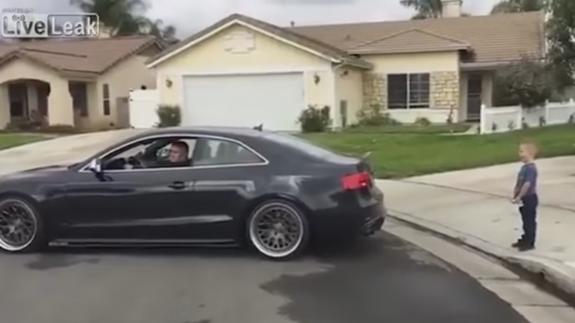 Un padre le quita un diente a su hijo con su Audi S5