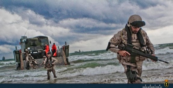 Infantes de marina y vehículos, desembarcando en el Retín.