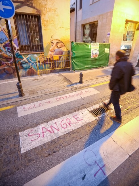 El paso de cebra de la calle Molinos a la altura de la Cuesta de los Monteros.