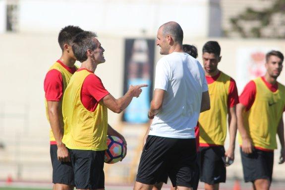 El capitán rojiblanco Miguel Ángel Corona, recuperado de la lesión sufrida ante el Nàstic, dialoga con Fernando Soriano.