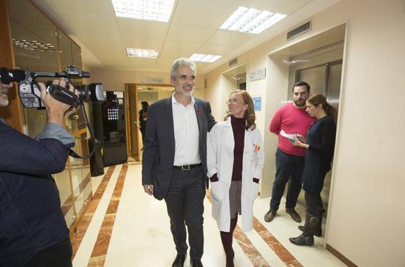 El consejero de Salud, Aquilino Alonso, y la gerente de los hospitales, Cristina López, al finalizar la reunión.