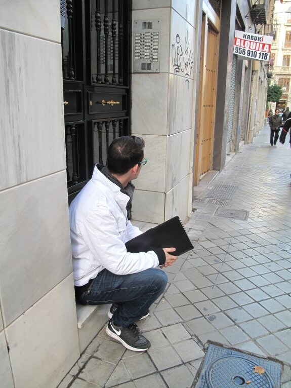 David sentado en el portal de un edificio prefiere no mostrar el rostro para evitar represalias.