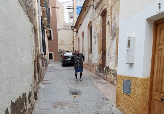 La vecina en cuestión frente a su casa, en una de las calles del Casco Histórico de Almería.