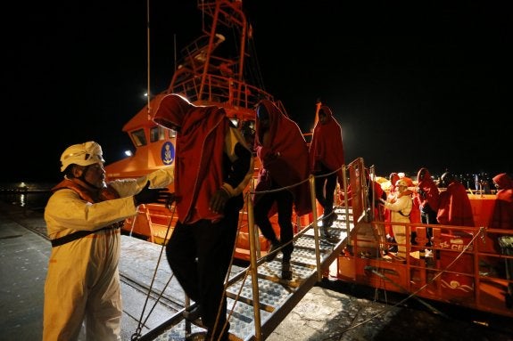 Inmigrantes rescatados de la última patera, este mes de diciembre, a su llegada al puerto.