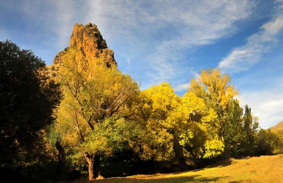 Las aristas del Molinillo, bajo las que discurre el río Fardes.