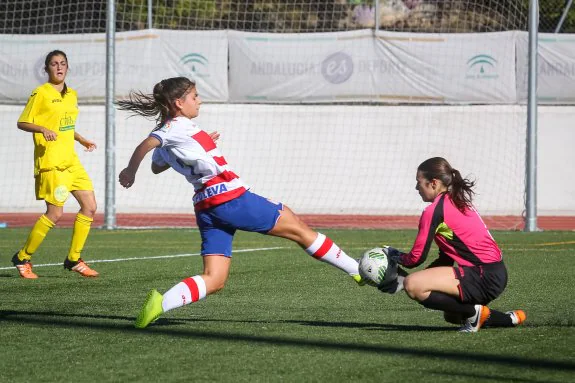 Laura Pérez se lanza para intentar llegar al balón que bloca Aguirre.