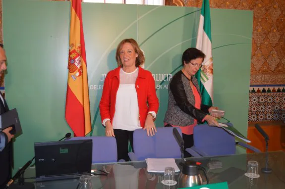 Carmen Ortiz, consejera de Agricultura; y Gracia Fernández, delegada del Gobierno en Almería.
