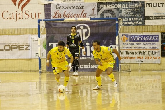 Jugadores del Jaén Paraíso Interior lanzados hacia la portería contraria, ayer en La Salobreja. :: pedro jesús chaves