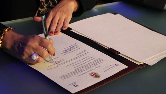 La presidenta de la Autoridad Portuaria de Almería, Trinidad Cabeo, estampa su firma en el protocolo de intenciones de la integración Puerto-Ciudad.
