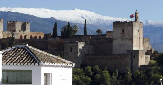 La Alhambra con Sierra Nevada de fondo.