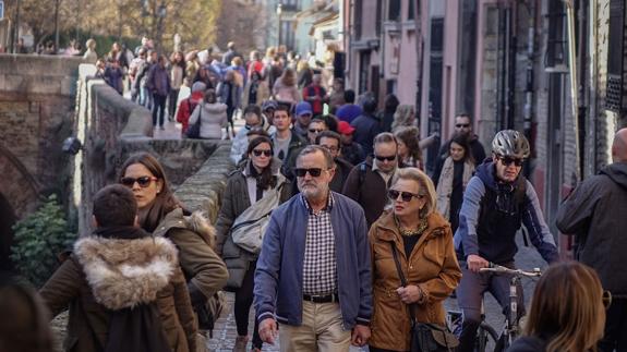 Turistas recorren de la Carrera del Darro 