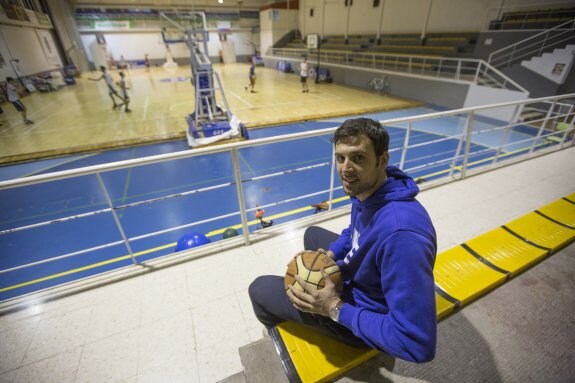 Alejandro Bortolussi posa sonriente en las gradas del pabellón Veleta.