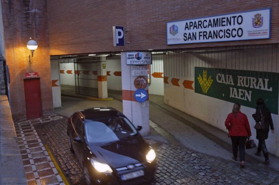 Accesos al aparcamiento de EPASSA construido en los bajos del mercado municipal de San Francisco