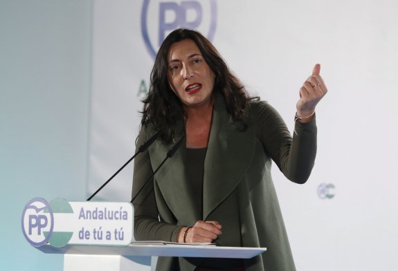 Loles López, secretaria general del PP-A, inaugura la Convención Municipal del Partido Popular Andaluz en Almería.