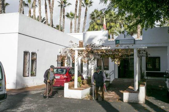 Entrada del centro de mayores de Almuñécar, abierto al público.