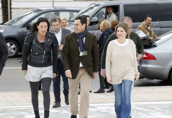 El presidente del PP-A, Juanma Moreno, llega junto a su número dos, Loles López (iz.) y a la vicesecretaria Ana Mestre (de.) al Palacio de Congresos de Almería.