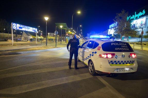 Un miembro de la Policía Local vigila el entorno del clausurado botellódromo.