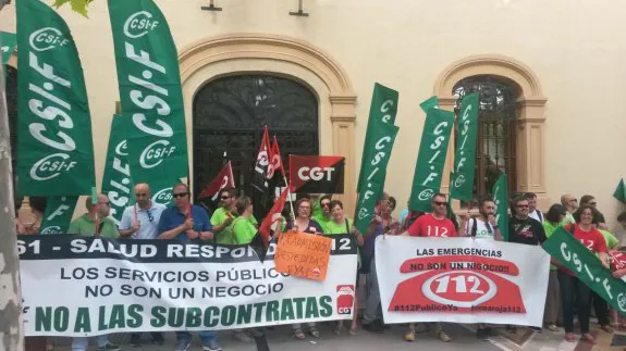 Protesta a las puertas de la Junta en Jaén.