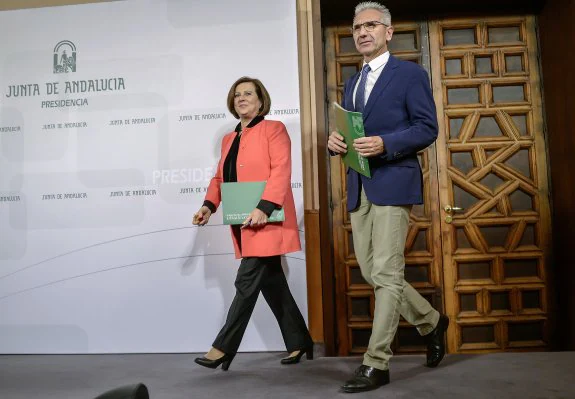 La consejera de Igualdad y Políticas Sociales, María José Sánchez Rubio, con el portavoz del gobierno andaluz, Miguel Ángel Vázquez.
