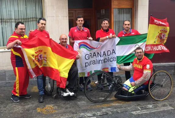 Varios de los miembros fundadores de Granada Paralímpica, lucen la bandera de España, Andalucía y de la asociación.