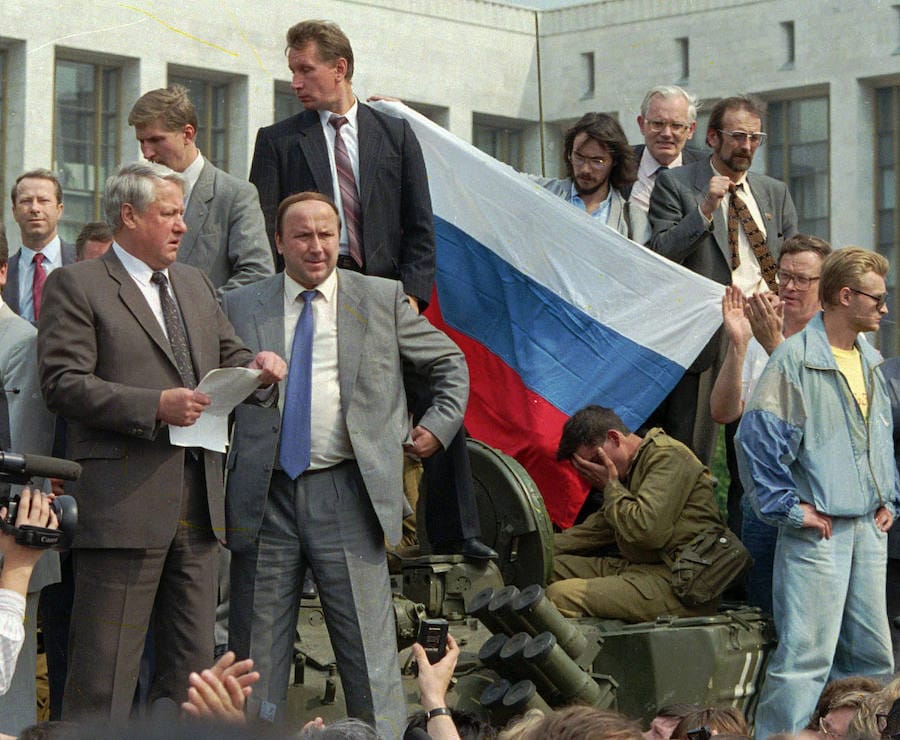 Tiempos convulsos. El presidente de la Federación Rusa, Borís Yeltsin, lee un comunicado encaramado a un tanque en Moscú. :: 