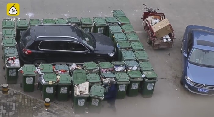 La venganza de un basurero por aparcar mal