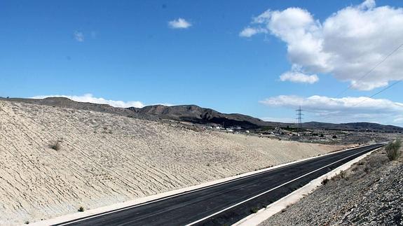 Vista del tramo de plataforma del AVE, ya terminada, entre Los Gallardos y Sorbas, en el Levante almeriense.